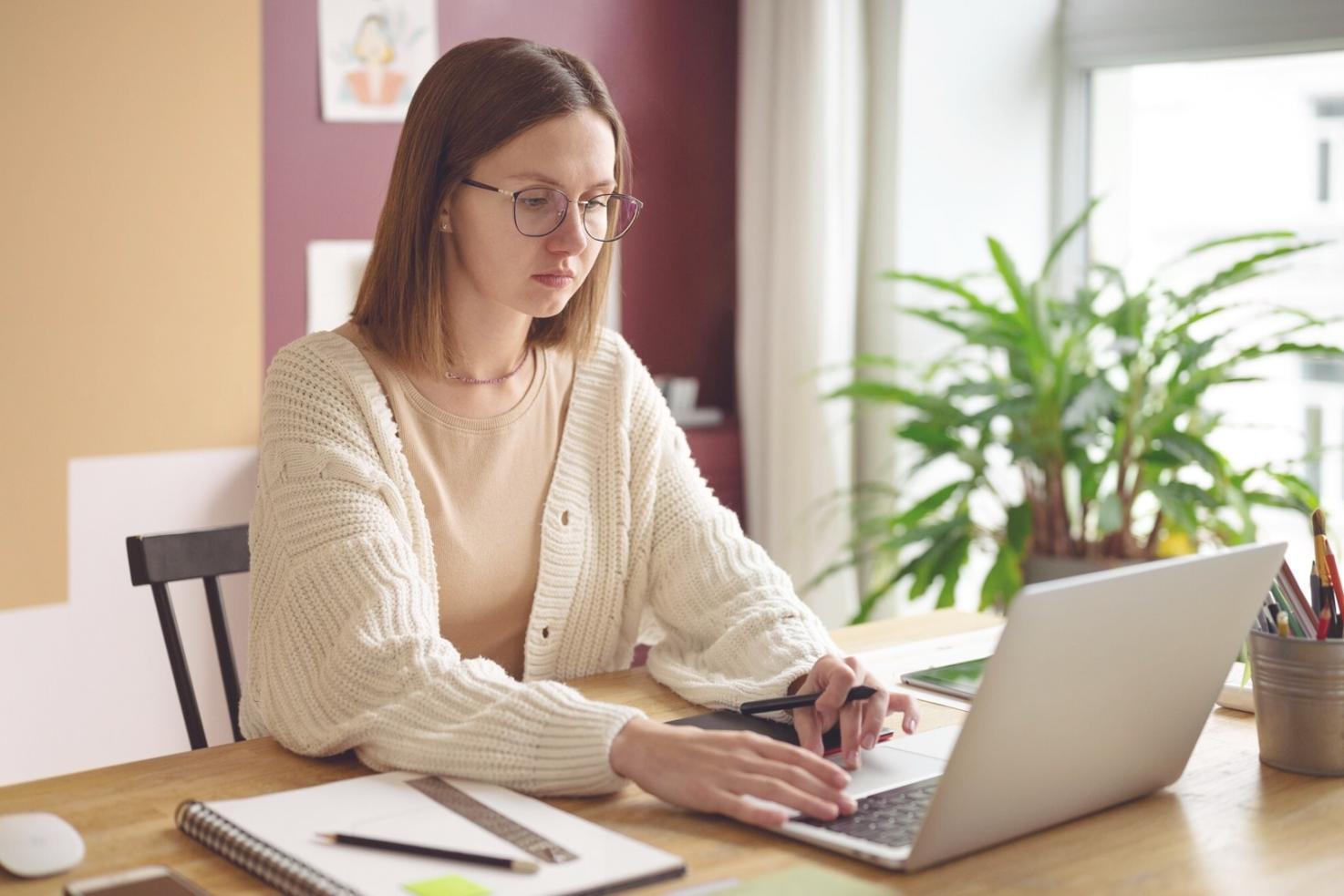 Teilnehmer arbeiten gemeinsam an Finanzanalysen mit modernen Tools